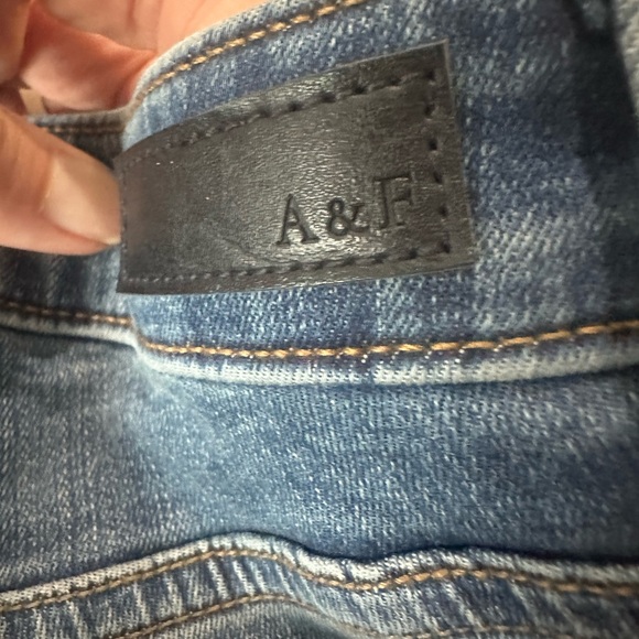 Abercrombie and fitch, NWT women’s distressed jeans, 23-000 - Picture 3 of 6